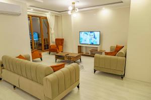Телевизор и/или развлекательный центр в Manzarasıyla Büyüleyen Lüx villa