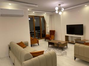 Телевизор и/или развлекательный центр в Manzarasıyla Büyüleyen Lüx villa