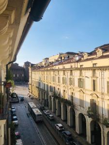 Una vista de una calle de la ciudad con edificios y coches. en Casa Via Po, en Turín