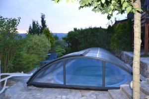 a glass iguana iguana tent on a patio at Uroczy domek letniskowy. in Falsztyn