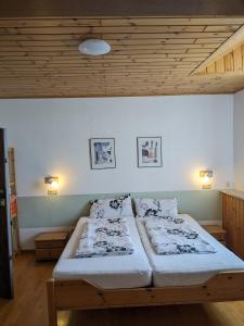 1 dormitorio con 2 camas y techo de madera en Zum Amtsrichter, en Hillesheim