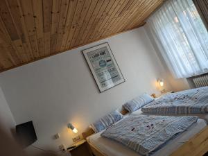 1 Schlafzimmer mit 2 Betten und Holzdecke in der Unterkunft Zum Amtsrichter in Hillesheim