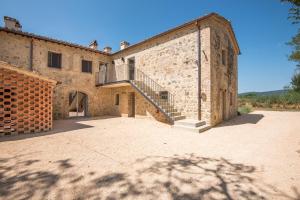 TognazzaAgriturismo Casalino18的侧面有楼梯的建筑物