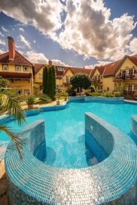 Bazén v ubytování Wellness Hotel Kager Harkány nebo v jeho okolí