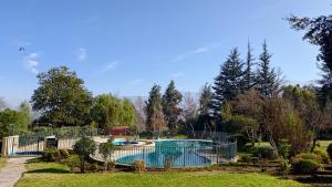 Bazén v ubytování Hotel y Cabañas Palomar - Caja los Andes nebo v jeho okolí
