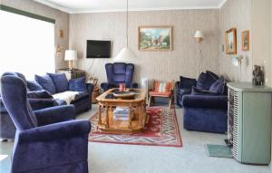 un soggiorno con tavolo e sedie blu di Nice Home In Rldal With 4 Bedrooms a Røldal