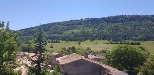 un pueblo con una montaña en el fondo en Gite de l'école 