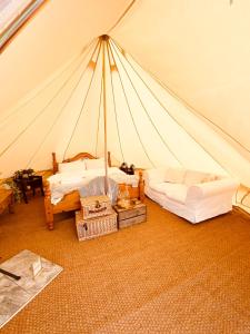 um quarto com duas camas numa tenda em Fen meadows glamping - Luxury cabins and Bell tents em Cambridge