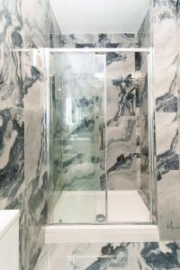 um chuveiro com uma porta de vidro na casa de banho em Spencer House em Leeds