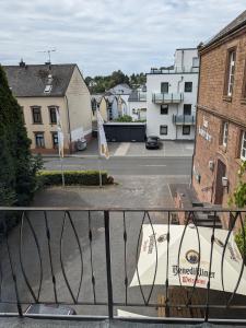 einen Balkon mit Blick auf einen Parkplatz in der Unterkunft Zum Amtsrichter in Hillesheim