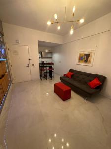 uma sala de estar com um sofá e uma mesa em 952A golden fortaleza em Fortaleza