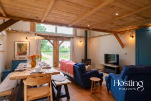 sala de estar con mesa y sillas en Foxglove Barn - Rurally located 3 bed equestrian paradise en Aylesbury