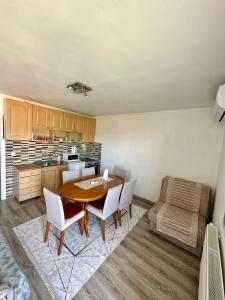 Kuchyň nebo kuchyňský kout v ubytování Apartman Ejna