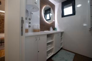 Ένα μπάνιο στο Lux Apartman Petrovic