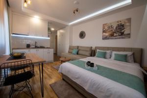 Ένα ή περισσότερα κρεβάτια σε δωμάτιο στο Lux Apartman Petrovic