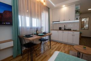 Η κουζίνα ή μικρή κουζίνα στο Lux Apartman Petrovic