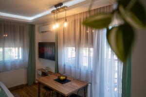 Μια τηλεόραση ή/και κέντρο ψυχαγωγίας στο Lux Apartman Petrovic