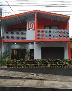 Edificio rojo y blanco con balcón en CoLinkHouse Hotel, en Medellín