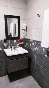 een badkamer met een wastafel en een spiegel bij Grandma's house in Wadi Musa