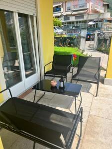 2 Stühle und ein Tisch auf der Terrasse in der Unterkunft Little Eden by Arcotrilogy-Homes in Arco
