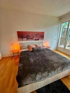 ein Schlafzimmer mit einem großen Bett in einem Zimmer in der Unterkunft Little Eden by Arcotrilogy-Homes in Arco