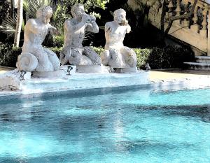 uma fonte com três estátuas numa piscina de água em VILLA MARRONE - Relais - em Marsala