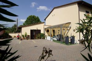 ein großes weißes Gebäude mit Parkplatz in der Unterkunft La Locanda Di Giada e Giorgia in Pisa