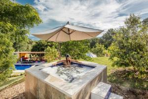 Der Swimmingpool an oder in der Nähe von Mangoo Glamping