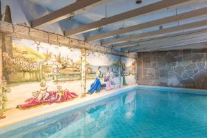 una piscina con una pintura en la pared en Chalét zum Kurfürst en Oberschleißheim