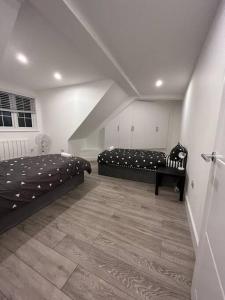 um quarto com duas camas e uma escada em stunning cinematic 2 bed em Hendon