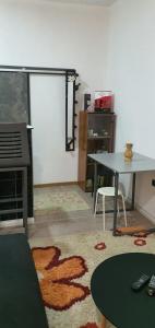 uma sala de estar com uma mesa e uma mesa e um tapete em Calipso1 em Niš