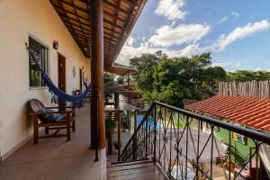 - un balcon avec un hamac dans une maison dans l'établissement Pousada Pé na Estrada, à Arraial d'Ajuda