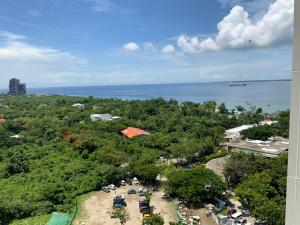 Galeriebild der Unterkunft Ma Roberta @ Tambuli Resort with fast WIFI in Maribago
