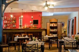 un restaurante con mesas y sillas y un bar en Hôtel Restaurant LE COMBAVA en Antananarivo