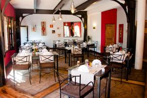 Restaurace v ubytování Hôtel Restaurant LE COMBAVA + 25 fotografií