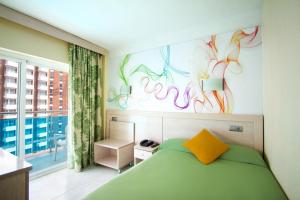 Postel nebo postele na pokoji v ubytování Hotel Servigroup Calypso