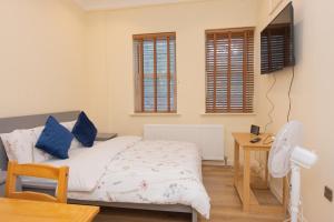 Ένα ή περισσότερα κρεβάτια σε δωμάτιο στο Evergreen Apartments- Flat 1, London