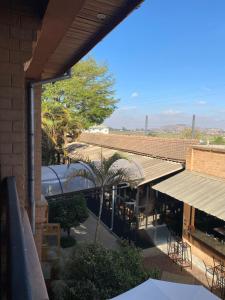 - une vue sur l'extérieur d'un restaurant avec des tables et des chaises dans l'établissement Hôtel Restaurant LE COMBAVA, à Antananarivo