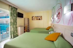 Postel nebo postele na pokoji v ubytování Hotel Servigroup Calypso + 18 fotografií
