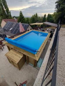 una vista aérea de una piscina con una mesa de billar azul en Spa & Pool Apartment Hotel - Restaurant VILLA IVICA en Bratislava