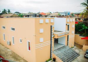 uma vista a partir da varanda de um edifício em Dominance Events and Suites em Ibadan