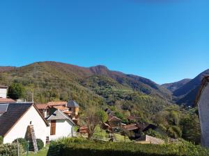 un pequeño pueblo con montañas en el fondo en Legiteducerf, en Sengouagnet 18 fotos más