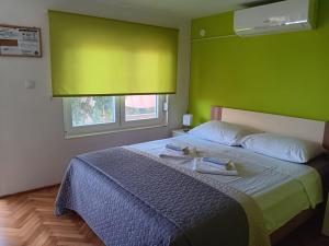 Tempat tidur dalam kamar di Apartman Tisno