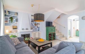 een woonkamer met een bank en een tafel bij Stunning Home In Estepona With Kitchen 