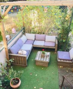 a garden with a couch and a pergola at Ravissante petite suite in Colmar