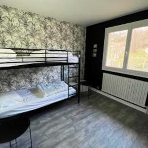 מיטה או מיטות קומותיים בחדר ב-Maison de 3 chambres avec jardin clos et wifi a Morbier