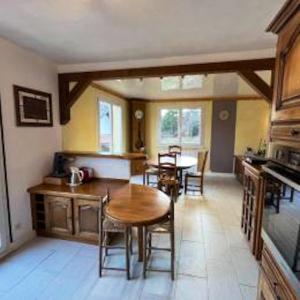 een keuken met een tafel en stoelen in een kamer bij Maison de 3 chambres avec jardin clos et wifi a Morbier in Morbier