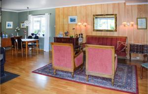 sala de estar con 2 sillas y comedor en Cozy Home In Stathelle With House A Panoramic View, en Stathelle
