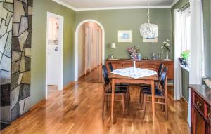 cocina y comedor con mesa y sillas en Cozy Home In Stathelle With House A Panoramic View, en Stathelle