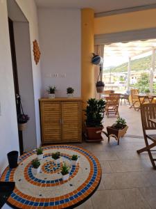 uma sala de estar com uma mesa com plantas em Caletta sul Mare em La Caletta